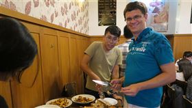 捷克派遣教師盼加強教育交流捷克派遣教師蓋伯特（Ond?ej Geppert，右）於2017年帶領台灣的大學生赴捷克第2大城布爾諾參加暑期交流活動。（蓋伯特提供）中央社記者林行健台北傳真　109年8月30日