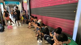 各地屈臣氏一早就湧現排隊人潮。（圖／記者陳宜加攝影）