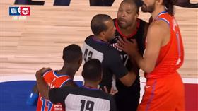 Schroder與Tucker爆發衝突。（圖／翻攝自YouTube）