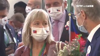 捷克團抵台訪問　「國旗口罩」超吸睛