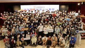 鴻海獎學鯨交流成長營完美落幕，劉揚偉董事長與歷屆獎學鯨得主開心合影，表示鯨讚。（圖／鴻海教育基金會提供）