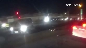 2車碰撞轉180度！女嚇傻呆坐車內