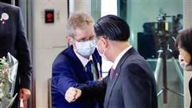 捷克參議長維特齊率團訪台　吳釗燮迎接（2）捷克參議院議長維特齊（Milo? Vystr?il）（左）率團訪台，班機30日上午約11時抵達桃園國際機場，外交部長吳釗燮（右）到場迎接，雙方互碰手臂代替握手。中央社實習記者曾守一攝  109年8月30日