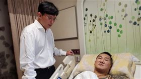 館長中3槍／黃國昌當律師！網看「委任契約」驚呆：不收錢（圖／翻攝自飆捍臉書）