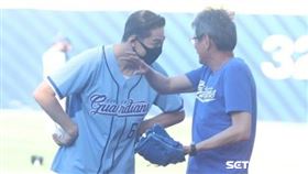 ▲「國民姊夫」AKIRA開球。（圖／記者邱榮吉攝影）