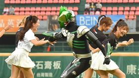 貝洛薩魔機企圖挾持Uni Girls女孩，萊恩出擊保護女孩。（圖／統一獅提供）