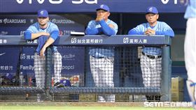 ▲富邦悍將打擊教練羅根（左1）。（圖／記者劉彥池攝影）
