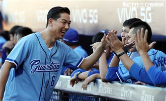 放浪兄弟AKIRA富邦悍將賽前開球後與富邦球員擊掌。（記者邱榮吉/攝影）