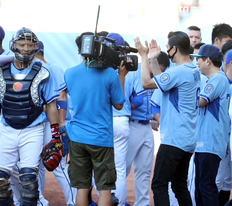 放浪兄弟AKIRA富邦悍將賽前開球後與富邦球員擊掌。（記者邱榮吉/攝影）