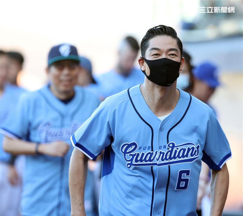 放浪兄弟AKIRA富邦悍將賽前帥氣開球。（記者邱榮吉/攝影）