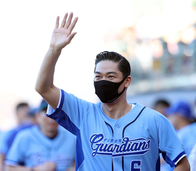 放浪兄弟AKIRA富邦悍將賽前帥氣開球。（記者邱榮吉/攝影）