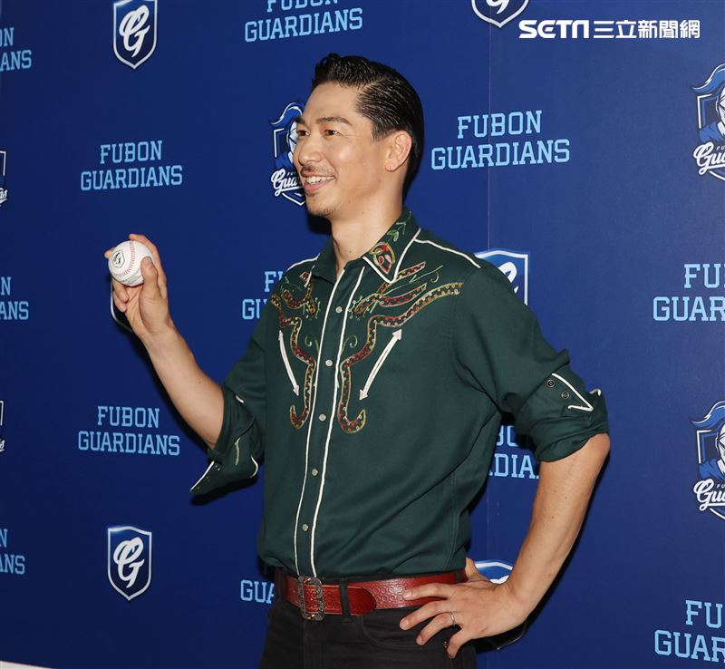 放浪兄弟AKIRA富邦悍將賽前帥氣開球。（記者邱榮吉/攝影）