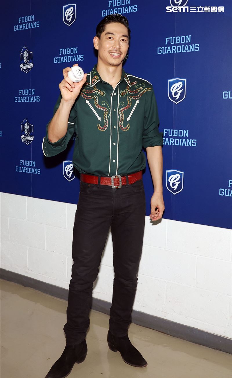 放浪兄弟AKIRA富邦悍將賽前帥氣開球。（記者邱榮吉/攝影）