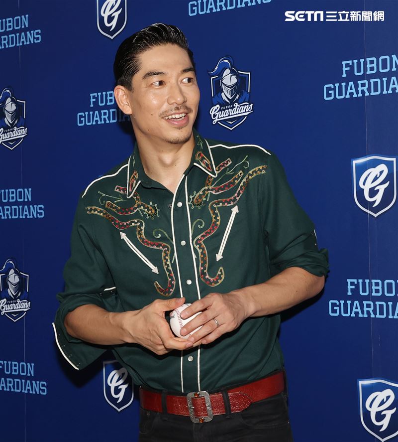 放浪兄弟AKIRA富邦悍將賽前帥氣開球。（記者邱榮吉/攝影）