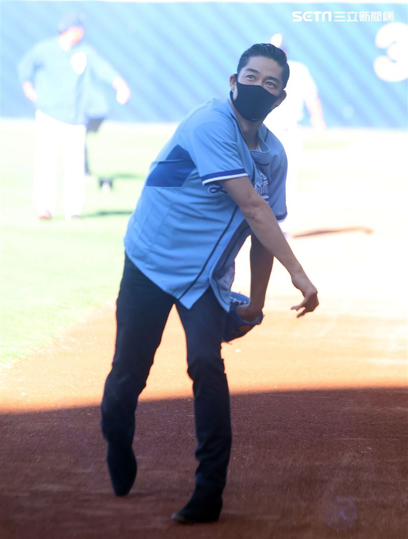 放浪兄弟AKIRA富邦悍將賽前開球處女秀郭泰源貼身指導。（記者邱榮吉/攝影）