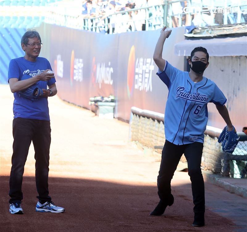 放浪兄弟AKIRA富邦悍將賽前開球處女秀郭泰源貼身指導。（記者邱榮吉/攝影）