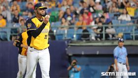 ▲中信兄弟先發投手羅傑斯接到張進德強襲球。（圖／記者劉彥池攝影）