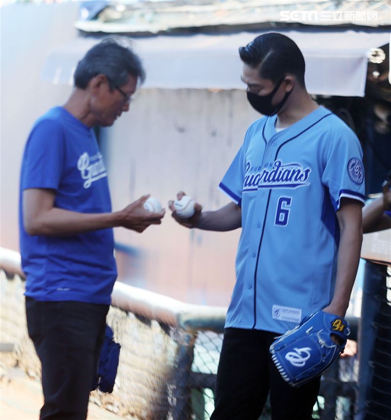 放浪兄弟AKIRA富邦悍將賽前開球處女秀郭泰源貼身指導。（記者邱榮吉/攝影）