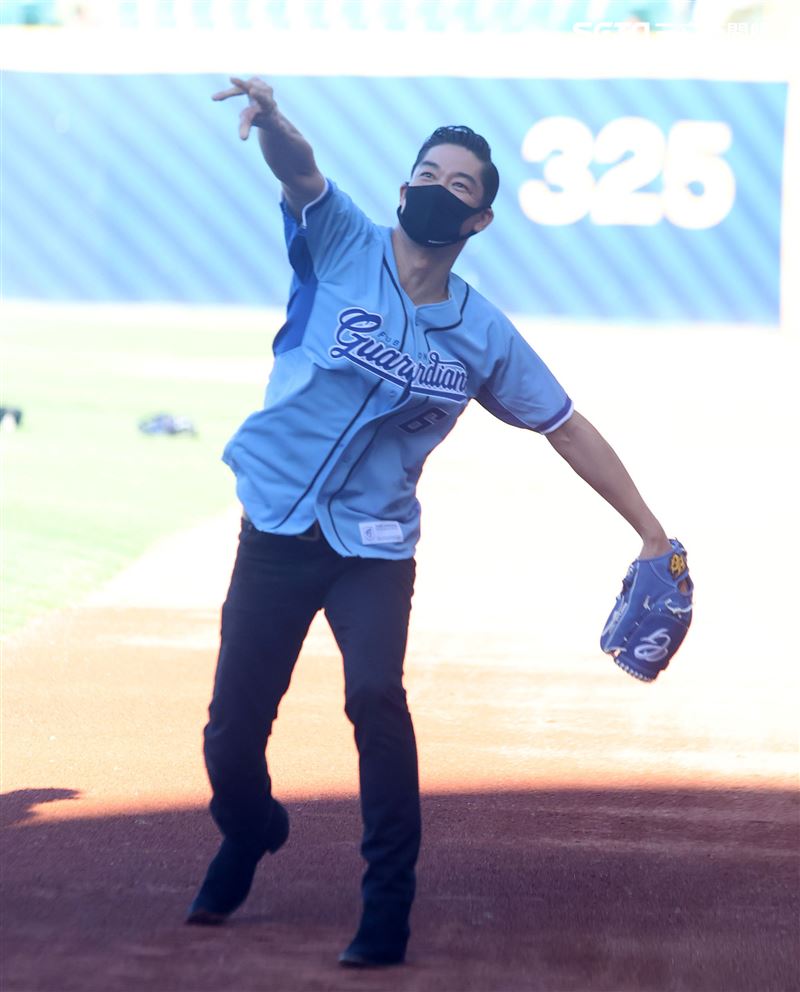 放浪兄弟AKIRA富邦悍將賽前開球處女秀郭泰源貼身指導。（記者邱榮吉/攝影）