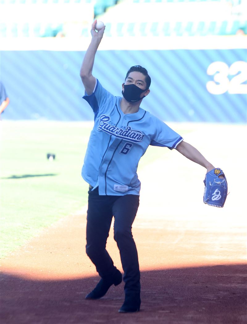 放浪兄弟AKIRA富邦悍將賽前開球處女秀郭泰源貼身指導。（記者邱榮吉/攝影）