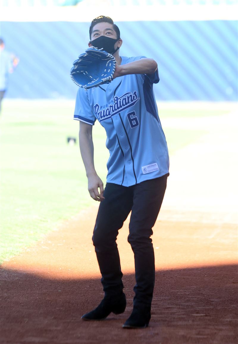 放浪兄弟AKIRA富邦悍將賽前開球處女秀郭泰源貼身指導。（記者邱榮吉/攝影）