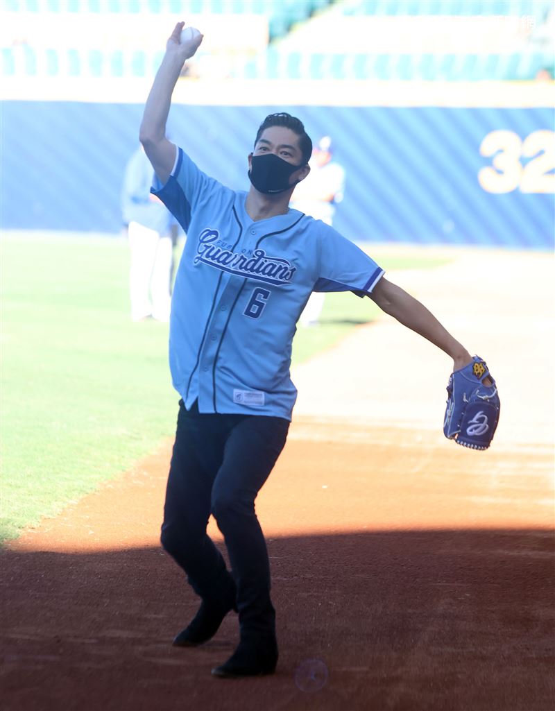 放浪兄弟AKIRA富邦悍將賽前開球處女秀郭泰源貼身指導。（記者邱榮吉/攝影）