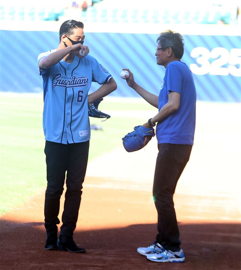 放浪兄弟AKIRA富邦悍將賽前開球處女秀郭泰源貼身指導。（記者邱榮吉/攝影）