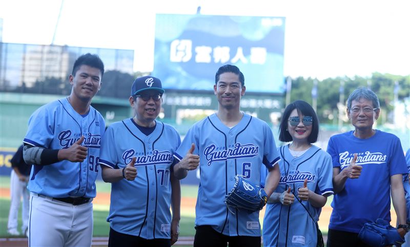 放浪兄弟AKIRA富邦悍將賽前開球處女秀郭泰源貼身指導。（記者邱榮吉/攝影）