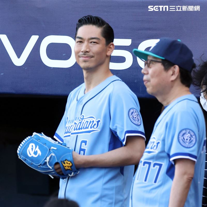 放浪兄弟AKIRA富邦悍將賽前帥氣開球。（記者邱榮吉/攝影）