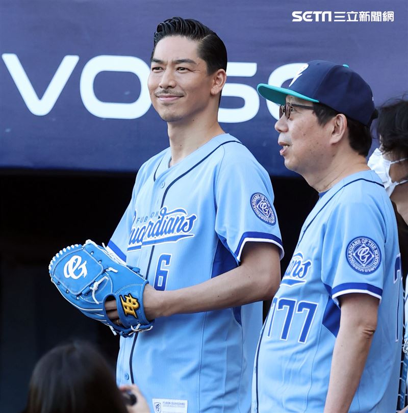 放浪兄弟AKIRA富邦悍將賽前帥氣開球。（記者邱榮吉/攝影）