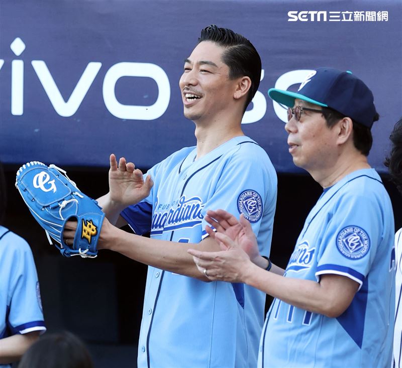 放浪兄弟AKIRA富邦悍將賽前帥氣開球。（記者邱榮吉/攝影）