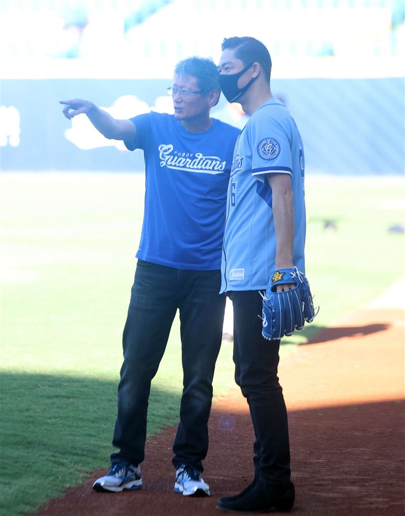 放浪兄弟AKIRA富邦悍將賽前開球處女秀郭泰源貼身指導。（記者邱榮吉/攝影）