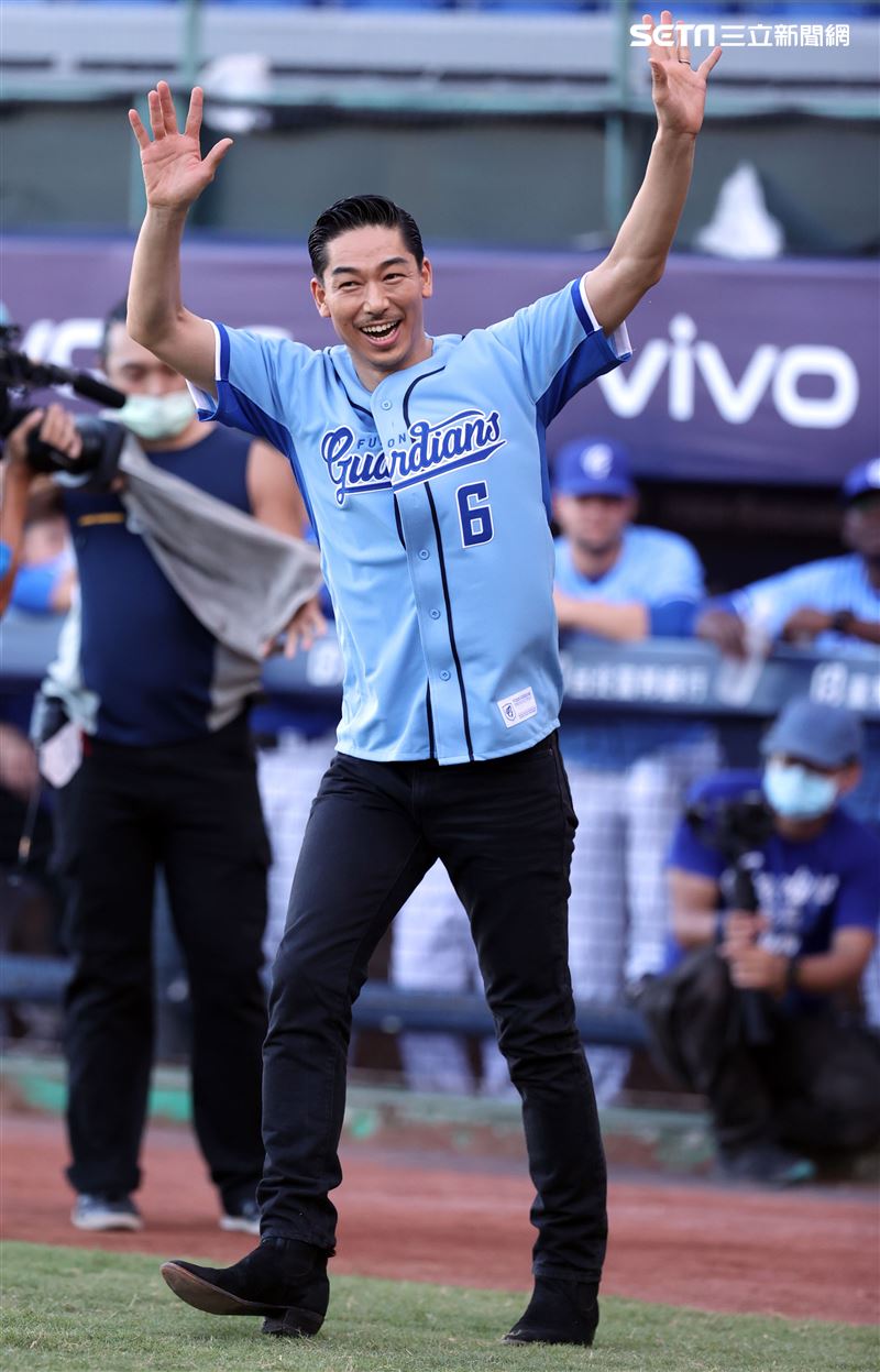 放浪兄弟AKIRA富邦悍將賽前帥氣開球。（記者邱榮吉/攝影）