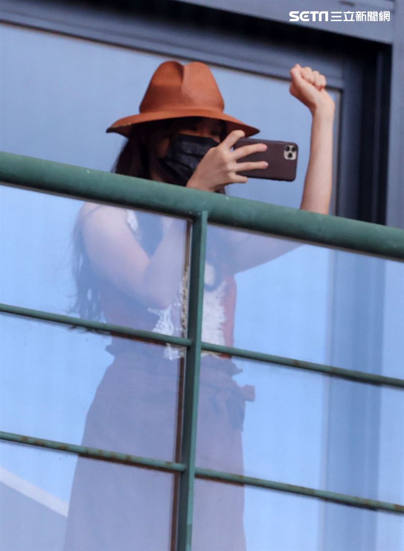 老公AKIRA來台富邦悍將賽前帥氣開球，志玲姐姐甜現身比YA加油狂拍。（記者邱榮吉/攝影）