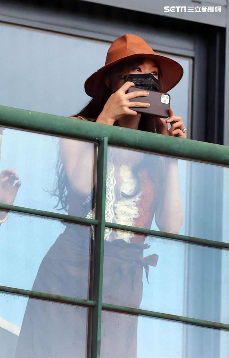 老公AKIRA來台富邦悍將賽前帥氣開球，志玲姐姐甜現身比YA加油狂拍。（記者邱榮吉/攝影）