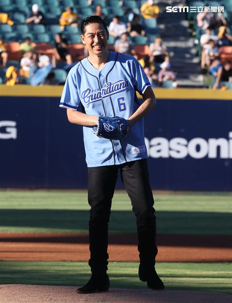 放浪兄弟AKIRA富邦悍將賽前帥氣開球。（記者邱榮吉/攝影）