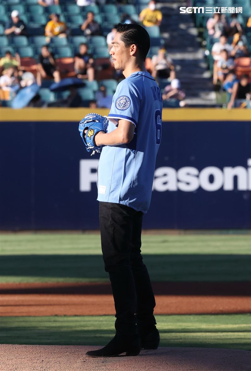 放浪兄弟AKIRA富邦悍將賽前帥氣開球。（記者邱榮吉/攝影）