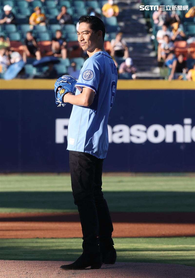 放浪兄弟AKIRA富邦悍將賽前帥氣開球。（記者邱榮吉/攝影）