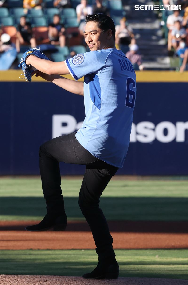 放浪兄弟AKIRA富邦悍將賽前帥氣開球。（記者邱榮吉/攝影）