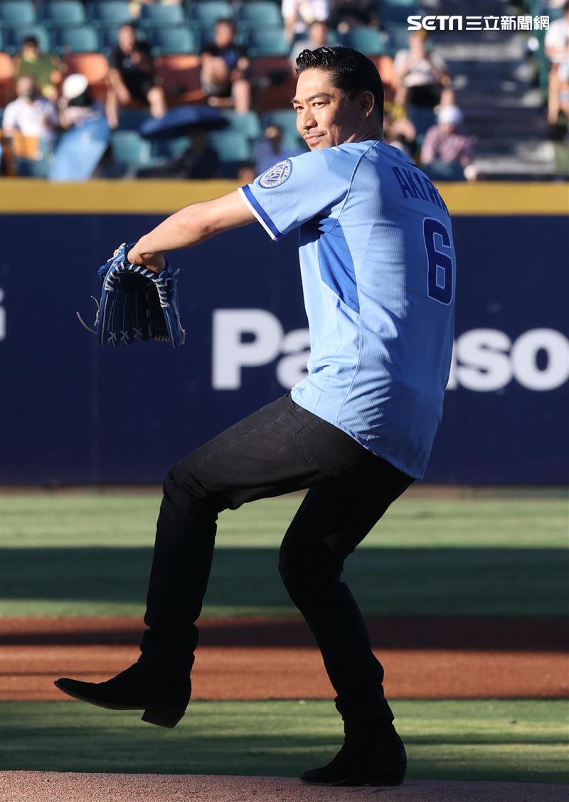 放浪兄弟AKIRA富邦悍將賽前帥氣開球。（記者邱榮吉/攝影）