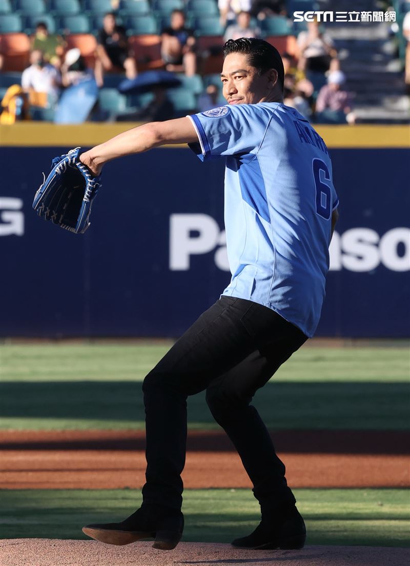 放浪兄弟AKIRA富邦悍將賽前帥氣開球。（記者邱榮吉/攝影）