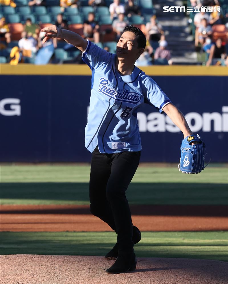 放浪兄弟AKIRA富邦悍將賽前帥氣開球。（記者邱榮吉/攝影）