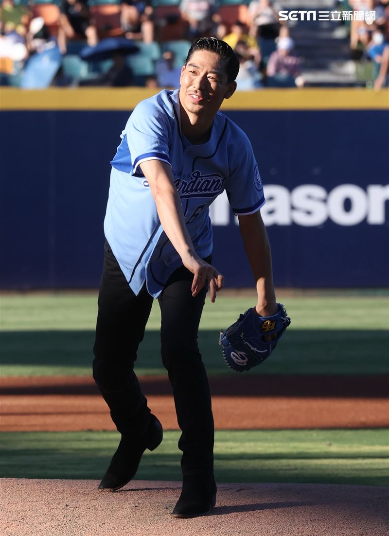 放浪兄弟AKIRA富邦悍將賽前帥氣開球。（記者邱榮吉/攝影）