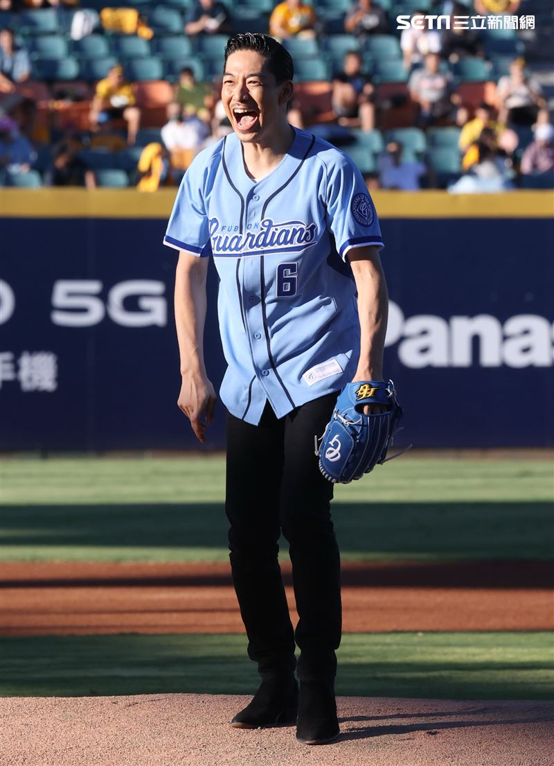 放浪兄弟AKIRA富邦悍將賽前帥氣開球。（記者邱榮吉/攝影）