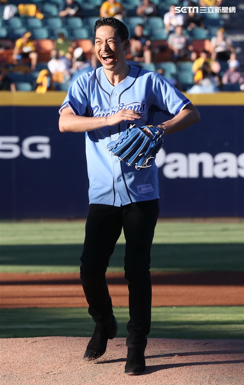 放浪兄弟AKIRA富邦悍將賽前帥氣開球。（記者邱榮吉/攝影）