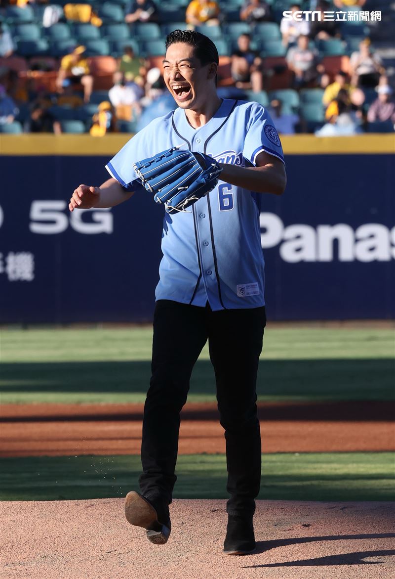 放浪兄弟AKIRA富邦悍將賽前帥氣開球。（記者邱榮吉/攝影）