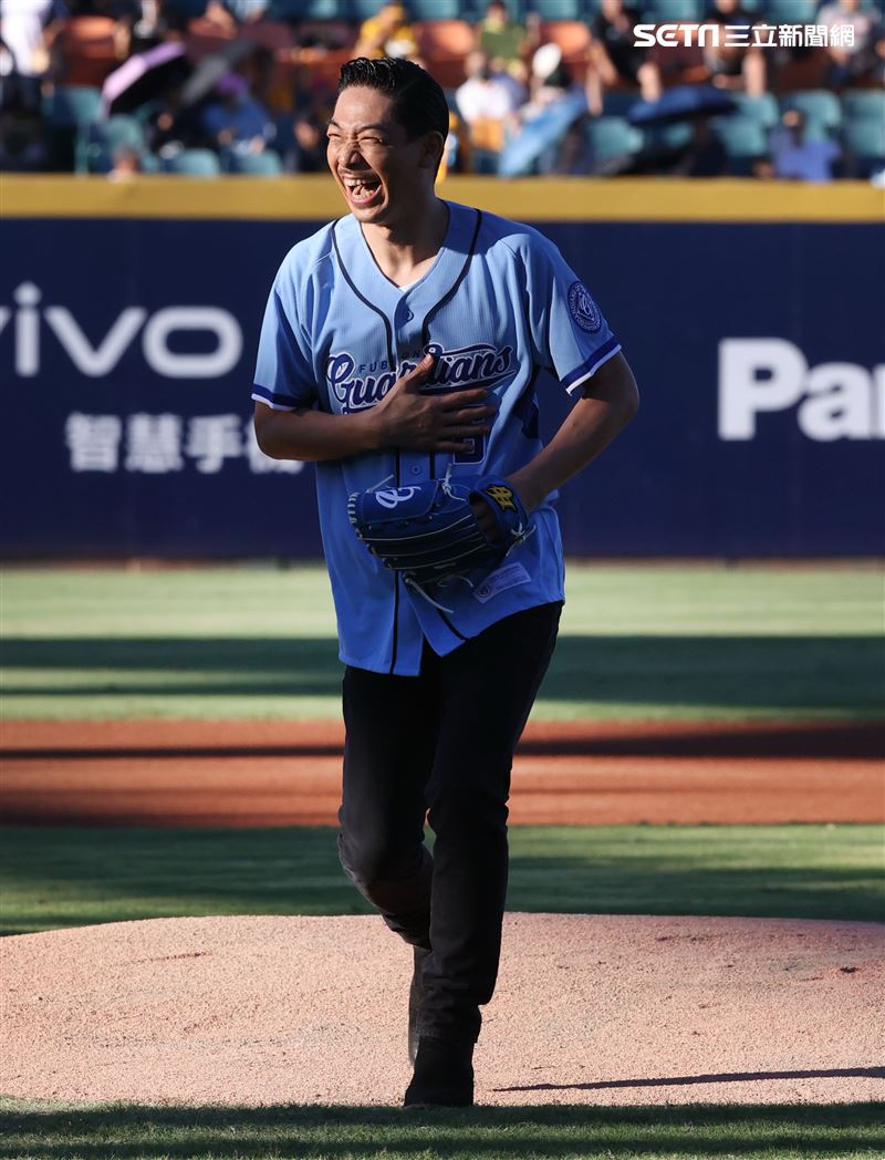 放浪兄弟AKIRA富邦悍將賽前帥氣開球。（記者邱榮吉/攝影）