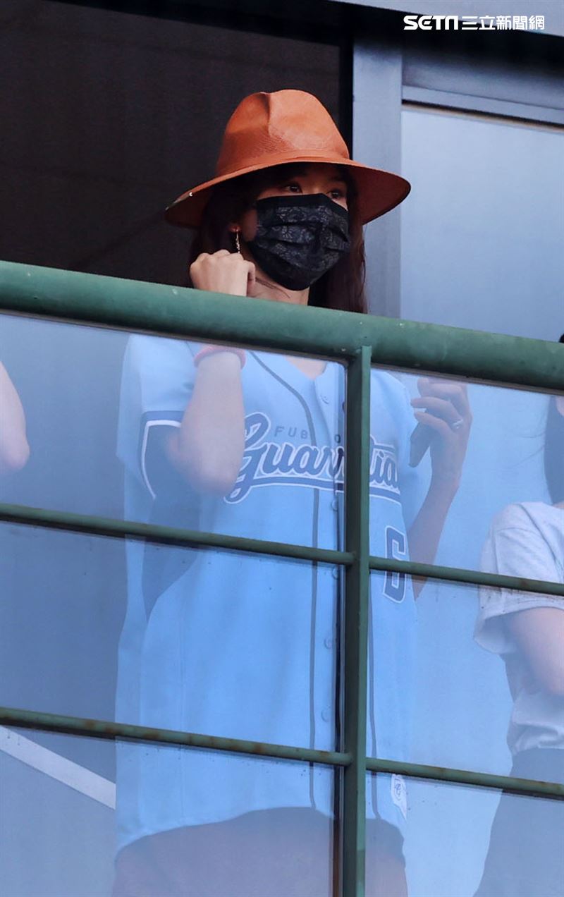 老公AKIRA來台富邦悍將賽前帥氣開球，志玲姐姐甜現身比YA加油狂拍。（記者邱榮吉/攝影）