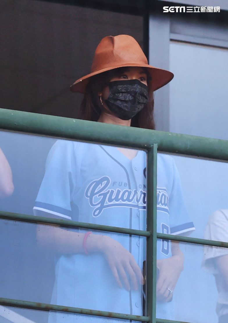 老公AKIRA來台富邦悍將賽前帥氣開球，志玲姐姐甜現身比YA加油狂拍。（記者邱榮吉/攝影）