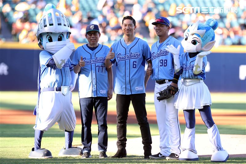 放浪兄弟AKIRA富邦悍將賽前帥氣開球。（記者邱榮吉/攝影）